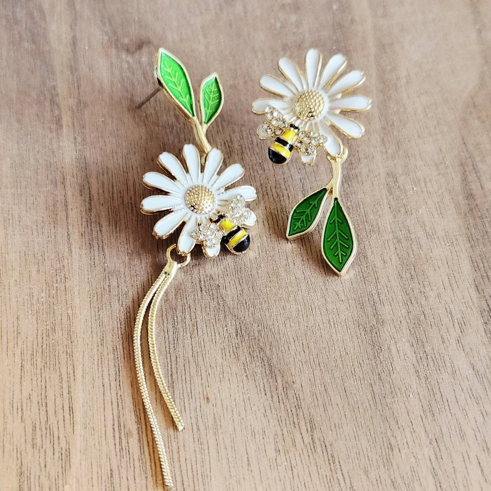 Dainty Daisy and Honeybee Asymmetrical Enamel Drop‎ Earrings Gold Tone Tassel